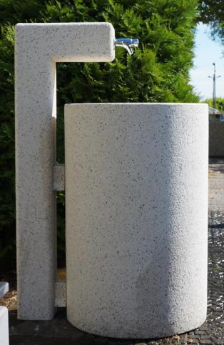 Punkt czerpania wody CRACOV wykonany w technologii betonu płukanego, z charakterystyczną warstwą odsłoniętego kruszywa naturalnego. 