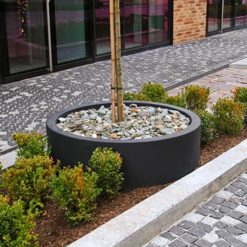 Donica okrągła wykonana w technologii betonu architektonicznego, dostępna w szerokiej ofercie kolorystycznej.