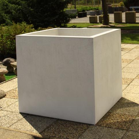 Donica betonowa o wymiarach zewnętrznych 100 x 100 x wys. 100 cm. Wykonana w technologii betonu architektonicznego.