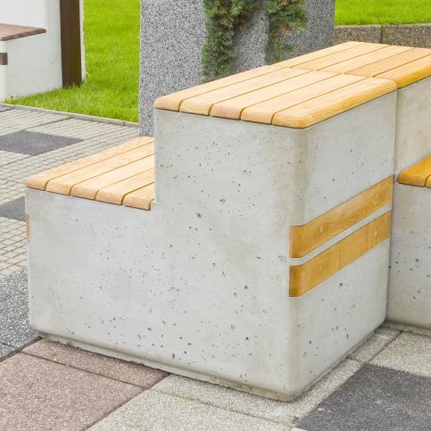 Siedzisko betonowe z elementami drewnianymi