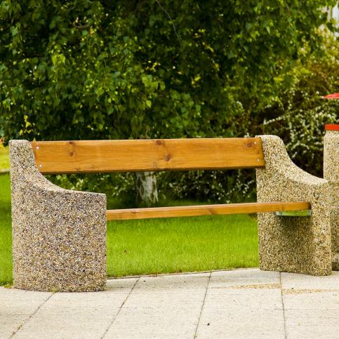 Ławka betonowa DONA wykonana w technologii betonu płukanego z siedziskiem i oparciem z drewna iglastego.