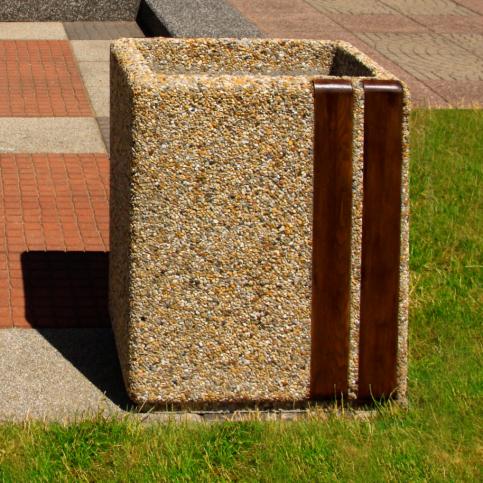 Wyższa wersja prostokątnej donicy z serii LARGO w której powierzchnia betonu płukanego została wzbogacona o elementy drewniane.