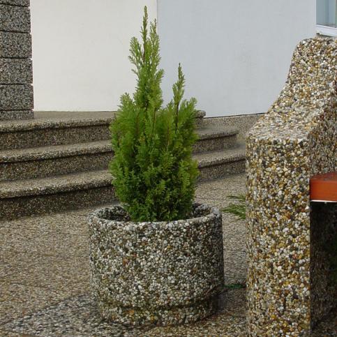 Donica MAJA wykonana w technologii betonu płukanego z warstwą odsłoniętego kruszywa naturalnego.