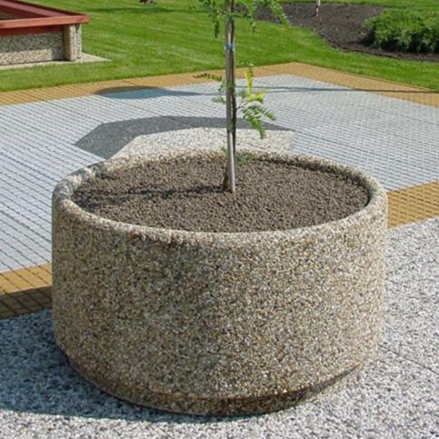 Duża, okrągła donica zewnętrzna MIRA wykonana w technologii betonu płukanego z charakterystyczną warstwą odsłoniętego kruszywa naturalnego.