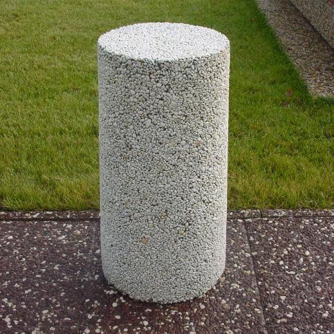 Pal parkingowy płaski, wykończony w technologii betonu płukanego. Wysokość pala wynosi 55 cm. Średnica przy podstawie równa 30 cm zbieżna malejąco ku górze do wartości 25 cm na szczycie pala. 