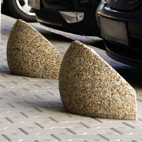 Pal parkingowy KOMA, wykonany w technologii beton płukanego z charakterystyczną warstwą odsłoniętego kruszywa. 