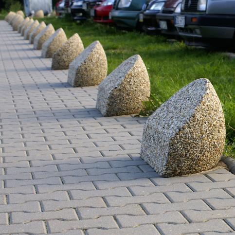 Pal parkingowy KOMA, wykonany w technologii beton płukanego z charakterystyczną warstwą odsłoniętego kruszywa. 