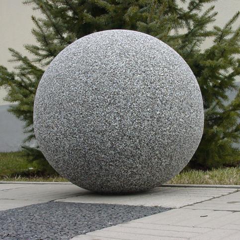 Pal parkingowy w formie kuli o średnicy 50 cm, wykonany w technologii betonu płukanego. Pal dostępny jest w prawie 40 wariantach wykończenia powierzchni.  