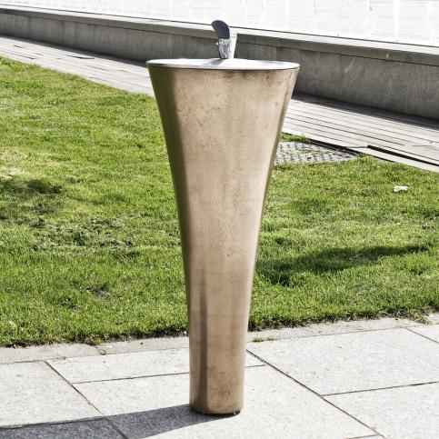 Zdrój wody pitnej wykonany w technologii betonu architektonicznego