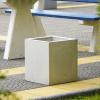 Donica ROSEL deco z betonu architektonicznego. Średniej wielkości donica parkowa dostępna w wielu wariantach kolorystycznych.
