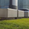 Zapora parkingowa VOLF deco, w kształcie prostopadłościanu z charakterystyczną stopką. Pal wykończony w technologii betonu architektonicznego.