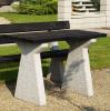 Stół wykonany w technologii betonu płukanego z charakterystyczną warstwą odsłoniętego kruszywa, wyposażony w blat z  drewna  iglastego.