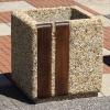 Kwadratowa donica z serii produktów LARGO. Beton płukany wzbogacony o elementy drewniany.