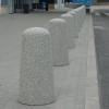 Betonowy pal parkingowy wykonany w technologii betonu płukanego.  Pal o średnicy 43 cm oraz wysokości 82 cm. Jako opcja dodatkowa - dodanie haków które umożliwiają montaż np. łańcuchów. 