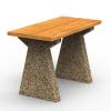 Stół wykonany w technologii betonu płukanego z charakterystyczną warstwą odsłoniętego kruszywa, wyposażony w blat z  drewna  iglastego.