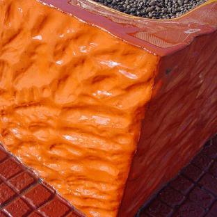Duża donica miejska wykonana w technologii betonu barwionego