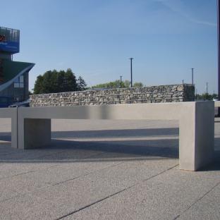 Nowoczesna ławka betonowa wykonana w technologii betonu architektonicznego.