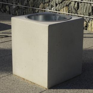 Kosz betonowy wykonany w technologii betonu architektoniznego, z wkładem ze stali nierdzewnej.