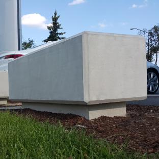 Betonowa zapora parkingowa, wykonana w technologii betonu architektonicznego.