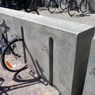 Stojak rowerowy BORG deco wykonany w technologii betonu architektonicznego.