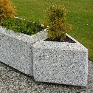 AGA to trójkątna donica parkowa, kóra stanowi idealne dopełnienie sześciokątnych donic betonowych z ofertysklepu internetowego firmy STYLBET.