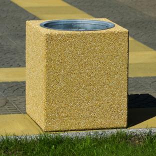 Betonowy kosz uliczny, wykonany w technologii betonu płukanego, z wkładem ze stali ocynkowanej o pojemności 30 litrów.