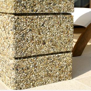 Betonowy element słupka wykonany w ofercie producenta małej architektury betonowej firmy STYLBET. Produkt dostępny w bogatej ofercie kolorystycznej kolorów kruszyw naturalnych.
