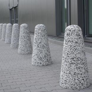 Pal parkingowy kulisty o wymiarach Ø40 x wys.80 cm, wykonany w technologii betonu płukanego, dostępny w ofercie sklepu internetowego firmy STYLBET.