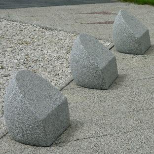Wolnostojący pal parkingowy KOMA wykonany wtechnologii betonu płukanego.