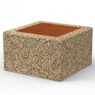 Duże siedzisko betonowe, z odeskowaniem wykonanym z drewna iglastego